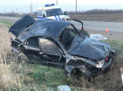 В Краснодарском крае легковушка съехала с дороги и перевернулась