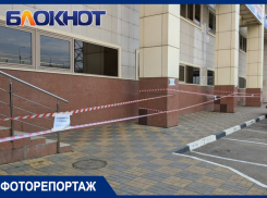 Охранники-силовики, разрушение, уничтожение парковки: умирающий торговый центр «Карнавал» в Краснодаре