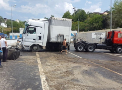Большегруз, попавший в занос под Сочи, залил соляркой весь асфальт