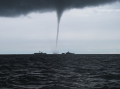 МЧС края: в Сочи ожидается шторм и смерчи вдоль линии моря