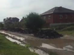 Неизвестные строители вывезли отработанный асфальт на одну из улиц Краснодара