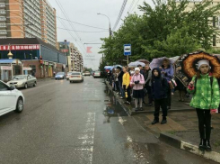 Очереди школьников под дождем: итог закрытия троллейбусных маршрутов в Краснодаре