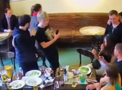 Мать Кокорина опубликовала видео начала потасовки ее сына и хавбека «Краснодара» Мамаева с чиновником Паком