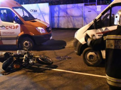 В Краснодаре байкерша врезалась в Mercedes