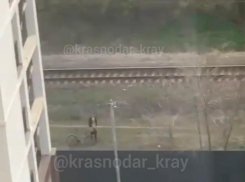 Краснодарцы сняли на видео онаниста у детской площадки