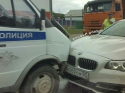 Объезжая пробку в Новороссийске BMW врезался в полицейских