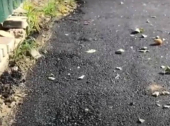 Дорожники скинули мусор во двор жительнице Краснодара во время укладки асфальта