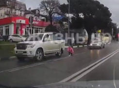 В Геленджике ребёнок выпал из машины на проезжую часть