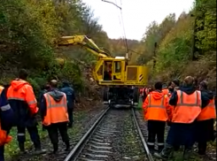  Спасатели восстановили движение поездов после схода селей в Туапсинском районе 