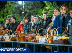 Краснодарцы с куличами и яйцами встретили Пасху в Свято-Троицком соборе