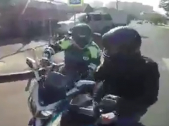 Появилось видео захватывающей мотопогони за байкером в Краснодаре с регистратора полицейского