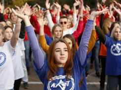 Три тысячи человек станцевали перед зданием Заксобрания в Краснодаре
