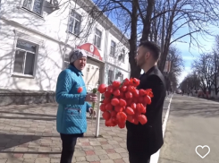 «Даже сын не поздравил»: мужчины в Краснодаре дарят женщинам цветы