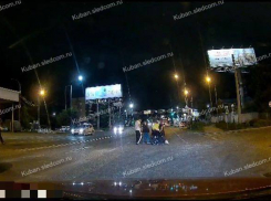 В Краснодаре агрессивные пассажиры заглохнувшего «ВАЗа» избили полицейских