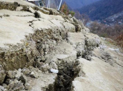 В Сочи оползень отрезал от мира жителей 30 домов