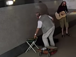 В Краснодаре в переходе саксофонист, чтобы выгнать гитариста, ударил его по голове