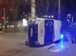 Вторую «скорую» за неделю укладывают набок краснодарские водители