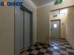 Краснодарку, застрявшую в лифте, 2 часа игнорировали коммунальные службы