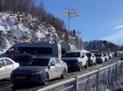 В Лаго-Наки образовалась большая пробка из-за наплыва туристов