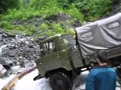 В Сочи при переезде горной реки перевернулся грузовик с людьми