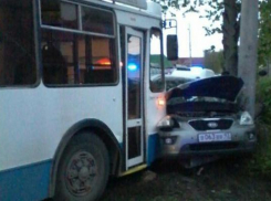 В Краснодаре троллейбус впечатал легковушку в столб