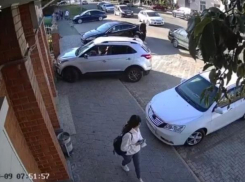 Автоледи сбила пенсионерку с мальчиком на тротуаре в Тихорецке - видео 