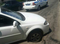 В Краснодаре автомобилист предупредил об опасной яме