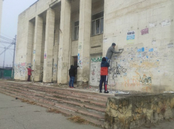 Власти Краснодара занялись уборкой в центре города после критики в интернете