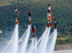 В Геленджике спортсмены на флайбордах взлетят на 10 метров