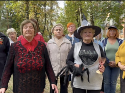 «Не по-христиански»: бабушки из «Отрядов Путина» запретили праздновать Хэллоуин 