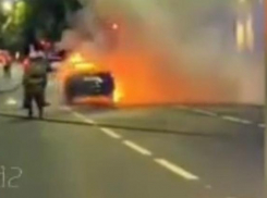 На улице Красной в Краснодаре во время движения загорелся автомобиль 