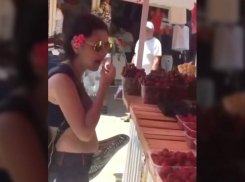 На рынке Анапы беспардонная туристка сочла продаваемую ягоду бесплатной