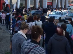  Выдача продовольственных наборов в Краснодаре привела к образованию огромной очереди 