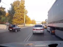 Объезжавшего пробку по встречке автохама зажал грузовик в Новороссийске 