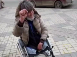 Неравнодушные краснодарцы купили бездомному с ампутированными ногами инвалидную коляску