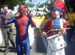 Спайдермен и барабанщицы озвучили шествие в Краснодаре