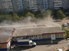 В Краснодаре загорелся продуктовый магазин