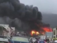 В Геленджике сгорел склад вторсырья: клубы дыма окутали город