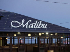 В Туапсе на пляже приставы снесли ночной клуб «Малибу»