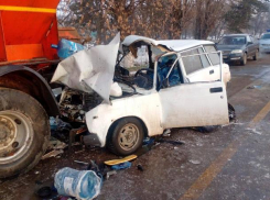 Врезался в стоящую машину и погиб: смертельная авария произошла в Краснодаре 