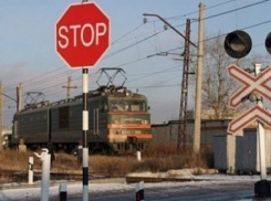 Грузовой поезд на Кубани протаранил машину 