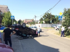 В Краснодаре автоледи перевернула «БМВ» на крышу 