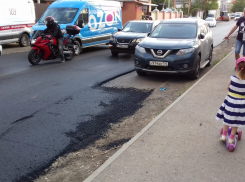 В Краснодаре жители переулка Гаражного жалуются на отсутствие тротуара