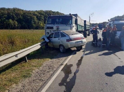 На Кубани разбились насмерть двое человек в ДТП с КамАЗом
