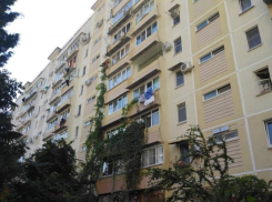 Девушка разбилась насмерть при падении с крыши многоэтажки в Сочи