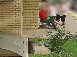 В Краснодаре сотрудник УК пытался задушить жильца дома