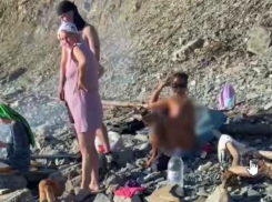 Зрелые нудисты закидали туриста с камерой камнями на пляже в Анапе 