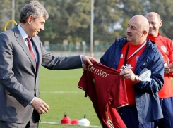 Черчесов подарил Галицкому футболку национальной сборной