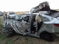 В лобовом ДТП с грузовиком погибли ребенок и взрослый на Кубани 