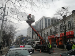 В Краснодаре демонтируют декоративное освещение